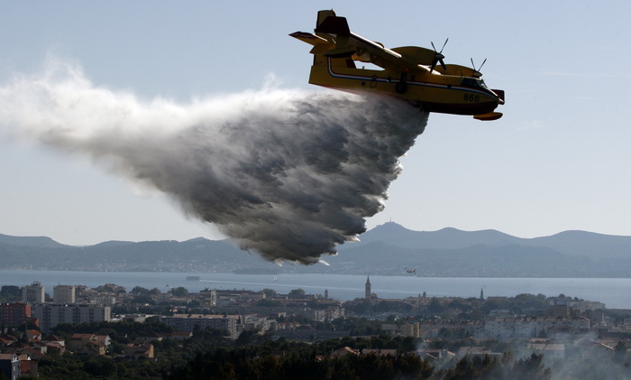 Zadar, 270810
Veliki pozar izbio je danas popodne u Zadru na podrucju izmedju kvarta Bili brig i put Bokanjca. Vatrogasci su i dalje na terenu te se bore sa vatrom da ne dodje do obliznjih kuca.
Foto: Jure Miskovic / CROPIX