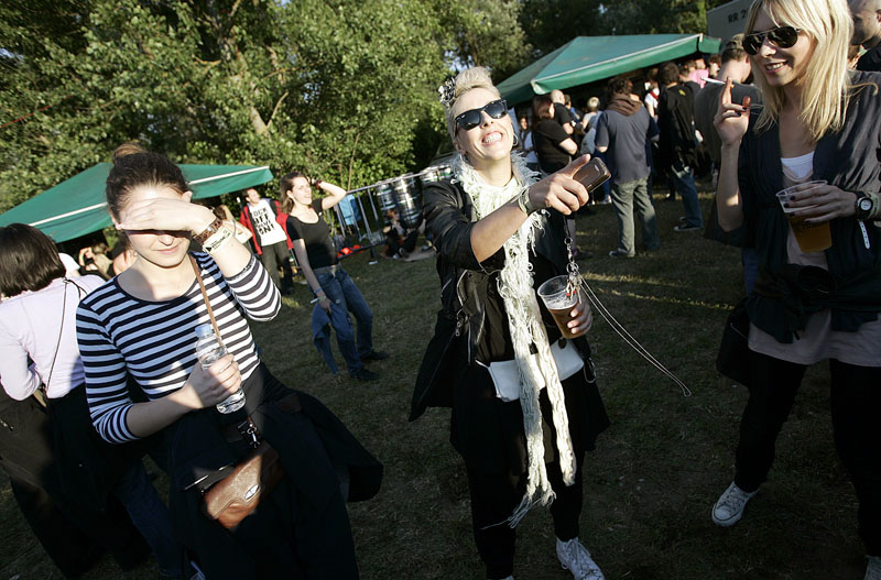 Zagreb, 240609.
Prva vecer T-mobile IN Music Festivala koji se odrzava na Jarunu na dvije pozornice. Kao zvijezde prve veceri najavljeni su Lilly Allen, Kraftwerk, Franz Ferdinand na T-mobile stageu i Rokia Traore na Nokia stageu. 
Na slici: Mare Milin.
F