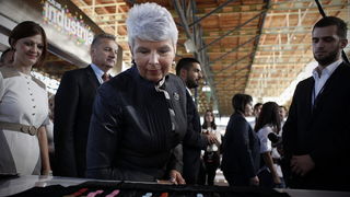 Zagreb, 300911.
Sajam mode Fashion.hr, koji je na Zagrebackom velesajmu okupio 90 izlagaca iz Hrvatske i 29 iz regije, otvorila je predsjednica Vlade RH Jadranka Kosor. 
Na slici: premijerka Kosor razgledava kolekciju satova na sajamu.
Foto: Dragan Matic