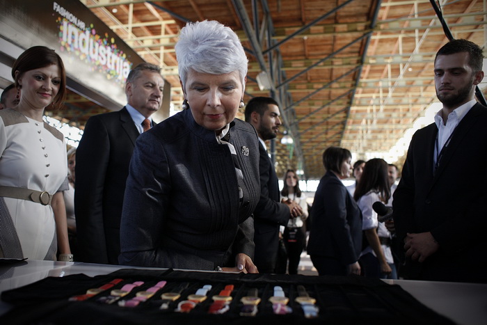 Zagreb, 300911.
Sajam mode Fashion.hr, koji je na Zagrebackom velesajmu okupio 90 izlagaca iz Hrvatske i 29 iz regije, otvorila je predsjednica Vlade RH Jadranka Kosor. 
Na slici: premijerka Kosor razgledava kolekciju satova na sajamu.
Foto: Dragan Matic