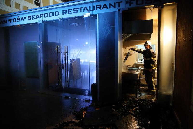 Vatrogasci na intervenciji u Restoranu Foša, Foto: Filip Brala/PIXSELL