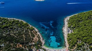 Spektakularan pogled iz zraka na uvalu i otočić Pokonji Dol kod Hvara