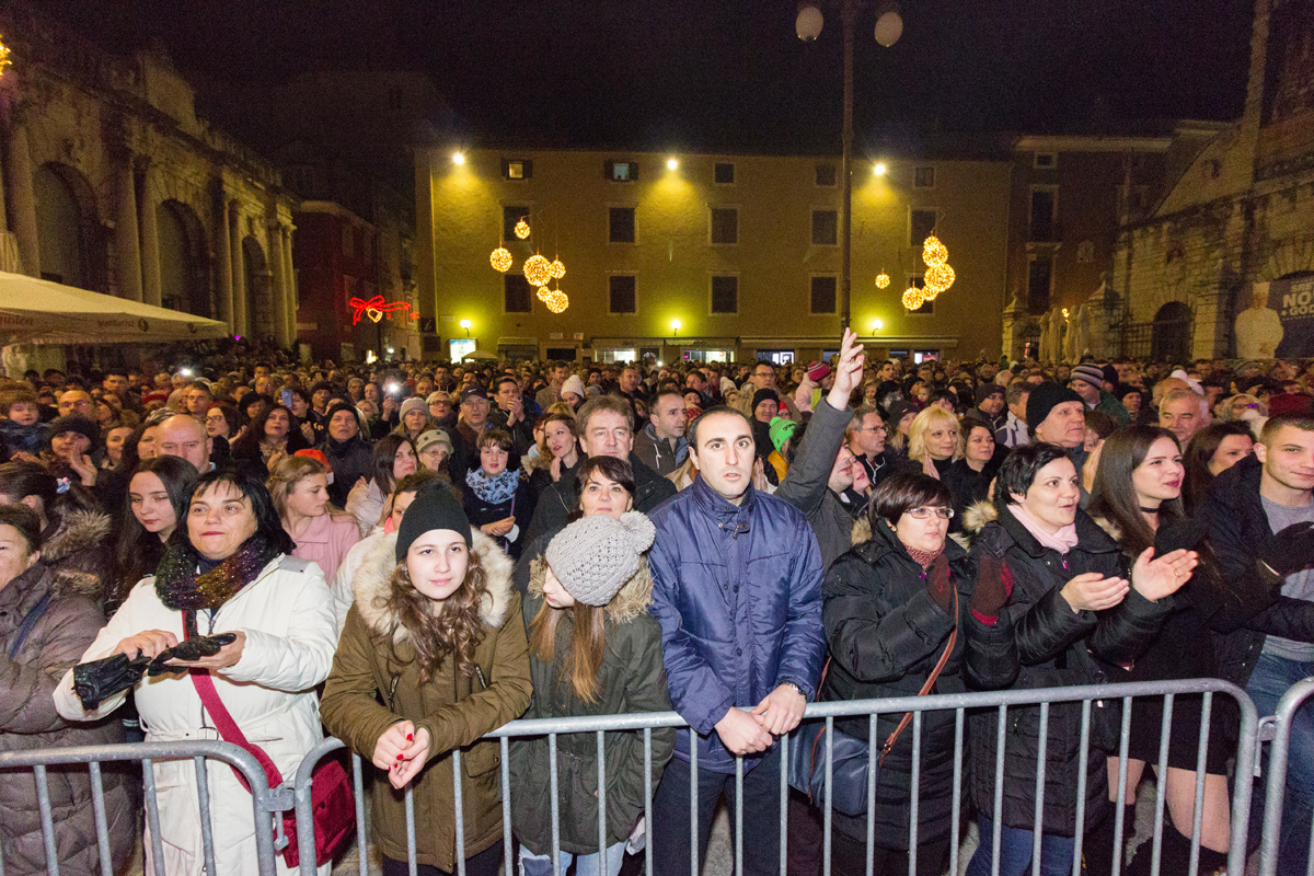 Doček 2017: Najluđa noć na zadarskom Poluotoku privukla više tisuća Zadrana i gostiju Doček 2017: Najluđa noć na zadarskom Poluotoku privukla više tisuća Zadrana i gostiju