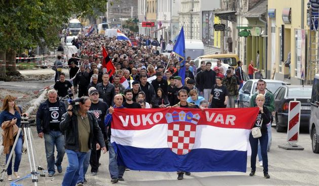 03.09.2013., Vukovar – Kolona prosvjednika nezadovoljni postavljanjem ploca s dvojezicnim natpisima koja se jutros oko 9 sati okupila na Trgu dr. Franje Tudmana krenula u obilazak svih javnih institucija na kojima su postavljene i onih na koje bi tek tr