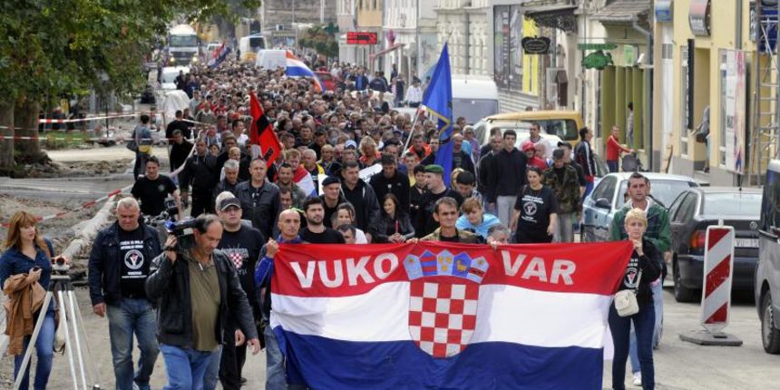 03.09.2013., Vukovar – Kolona prosvjednika nezadovoljni postavljanjem ploca s dvojezicnim natpisima koja se jutros oko 9 sati okupila na Trgu dr. Franje Tudmana krenula u obilazak svih javnih institucija na kojima su postavljene i onih na koje bi tek tr 03.09.2013., Vukovar – Kolona prosvjednika nezadovoljni postavljanjem ploca s dvojezicnim natpisima koja se jutros oko 9 sati okupila na Trgu dr. Franje Tudmana krenula u obilazak svih javnih institucija na kojima su postavljene i onih na koje bi tek tr