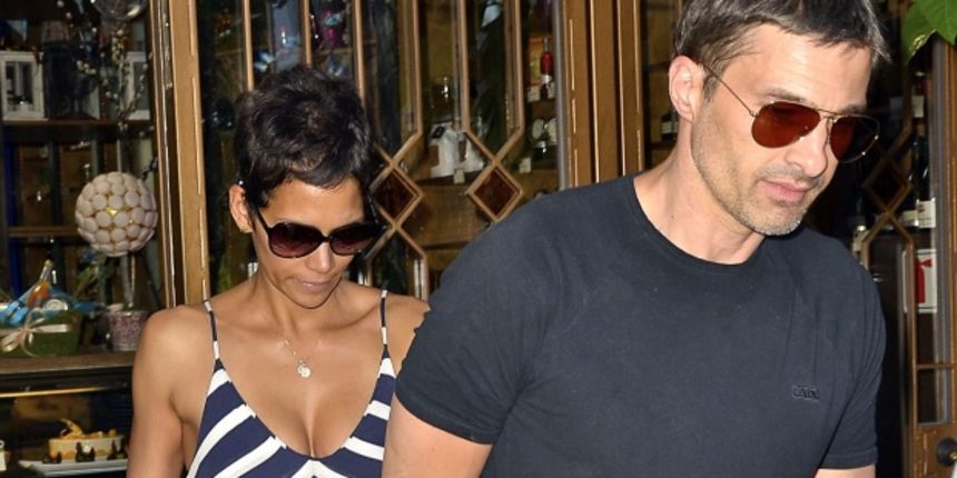 #7169175 Halle Berry and boyfriend Olivier Martinez hide behind a really good friend who blocked the actors from photogs on the way out to the car after lunch in Los Angeles, CA on April 15, 2011.
Fame Pictures, Inc – Santa Monica, CA, USA – +1 (310) 395 #7169175 Halle Berry and boyfriend Olivier Martinez hide behind a really good friend who blocked the actors from photogs on the way out to the car after lunch in Los Angeles, CA on April 15, 2011.
Fame Pictures, Inc – Santa Monica, CA, USA – +1 (310) 395