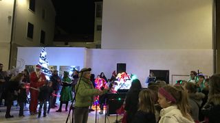 Novalja: Manifestacija “Naš otok pjeva pleše i svira”