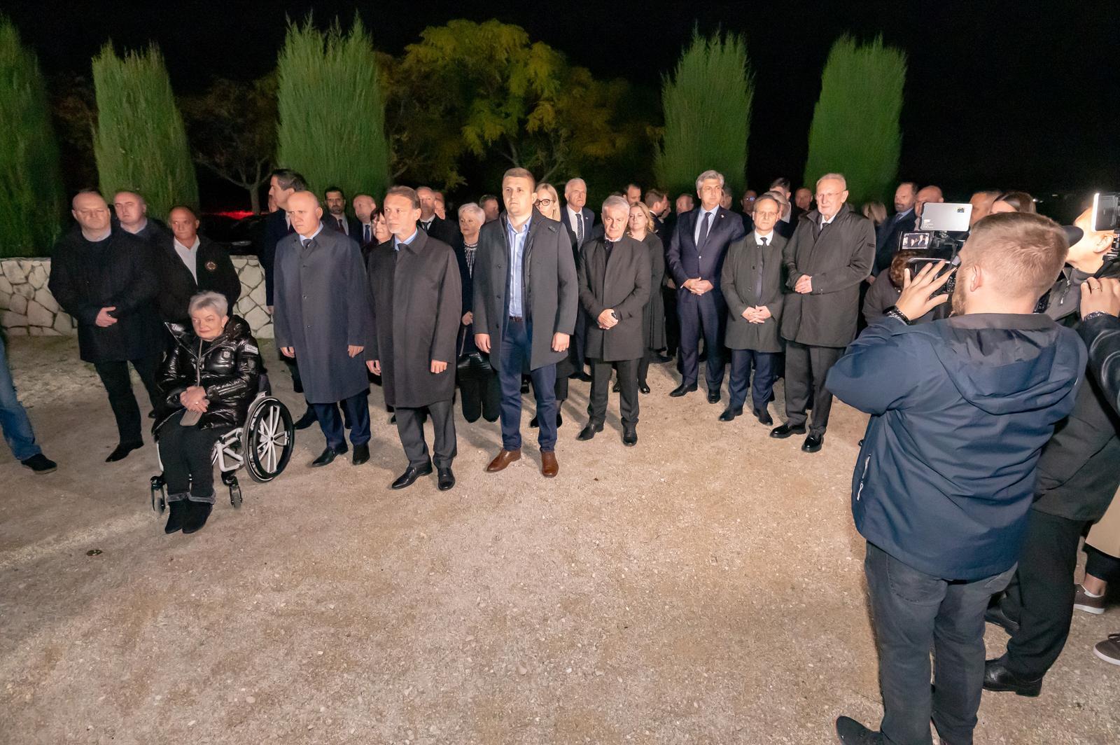 Andrej Plenković obilježio Dan sjećanja u Škabrnji Andrej Plenković obilježio Dan sjećanja u Škabrnji