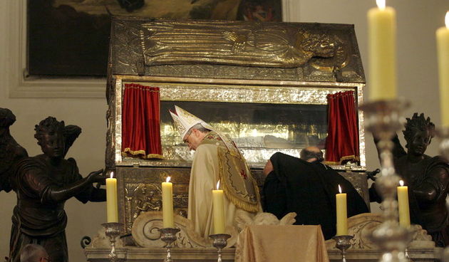 Zadar, 071010
Veceras u crkvi Sv. Sime zadarski nadbiskup Zelimir Puljic predao je relikvije (komad kosti sa noge) Svetog Simuna pravoslavcima – Teofilaktu metropolitu Jordana, vikaru za cijeli grcko-pravoslavni patrijarhat. Pravoslavcima je ovo obecao jo