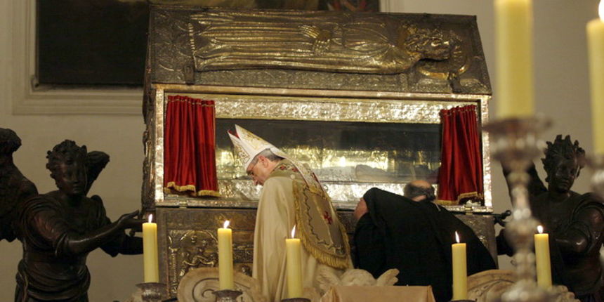 Zadar, 071010
Veceras u crkvi Sv. Sime zadarski nadbiskup Zelimir Puljic predao je relikvije (komad kosti sa noge) Svetog Simuna pravoslavcima – Teofilaktu metropolitu Jordana, vikaru za cijeli grcko-pravoslavni patrijarhat. Pravoslavcima je ovo obecao jo