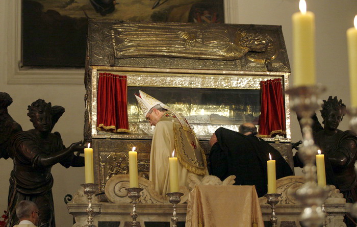 Zadar, 071010
Veceras u crkvi Sv. Sime zadarski nadbiskup Zelimir Puljic predao je relikvije (komad kosti sa noge) Svetog Simuna pravoslavcima – Teofilaktu metropolitu Jordana, vikaru za cijeli grcko-pravoslavni patrijarhat. Pravoslavcima je ovo obecao jo