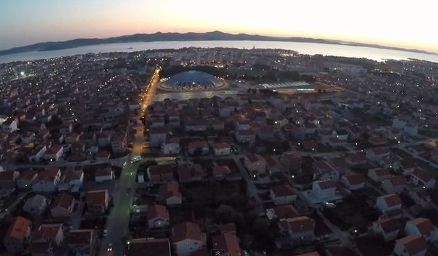 Zadar tone u smiraj dana, screenshot youtube. Zadar iz zraka