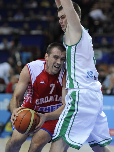 Katowice, 180909.
Dvorana Sport Arena Spodek.
Europsko prvenstvo u kosarci u Poljskoj, cetvrtfinale izmedju Slovenije i Hrvatske.
Na slici: Nikola Vujcic sa loptom.
Foto: Drago Sopta  / CROPIX