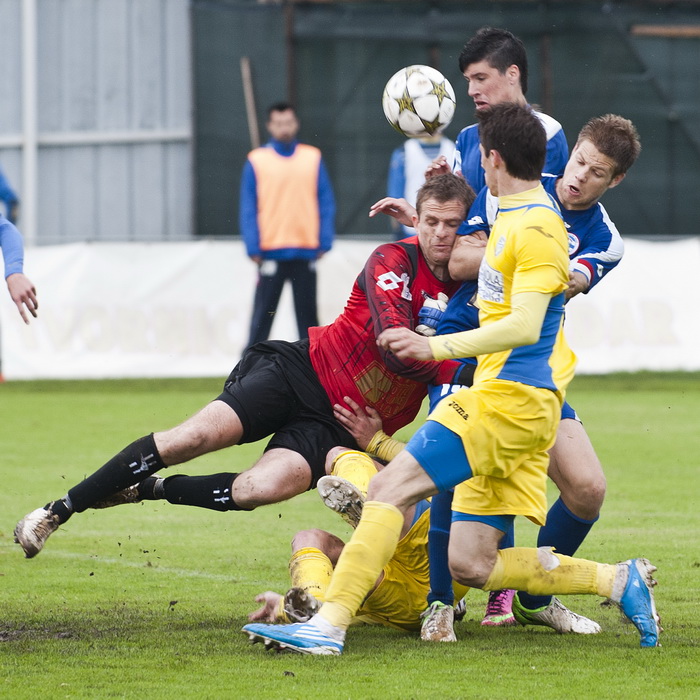 Zadar, 270413.
Stadion Stanovi.
1.HNL, 29. kolo utakmica Zadar – Inter.
Na fotografiji: u sesnaesteru Zadra prije drugog pogotka Intera.
Foto: Josko Ponos / CROPIX Zadar, 270413.
Stadion Stanovi.
1.HNL, 29. kolo utakmica Zadar – Inter.
Na fotografiji: u sesnaesteru Zadra prije drugog pogotka Intera.
Foto: Josko Ponos / CROPIX