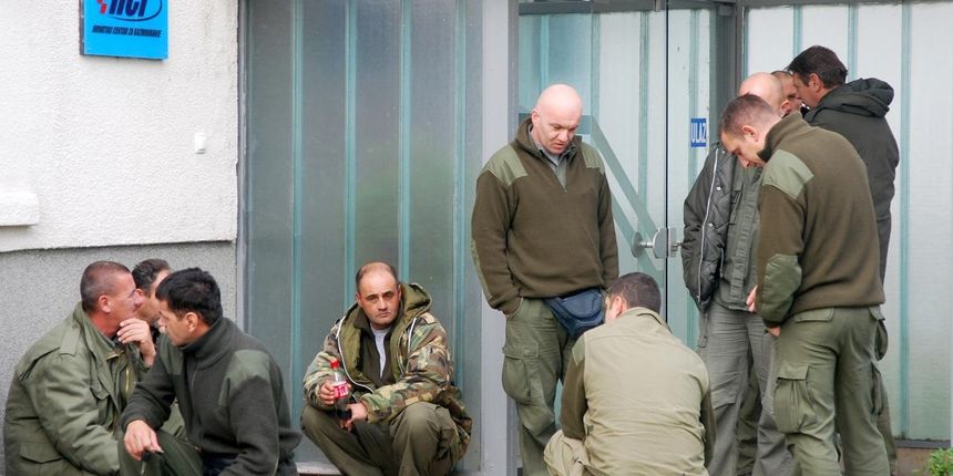 Pirotehnicari “Mungosa” prosvjedovali su pred HCR-om. Nezadovoljni su i nemogu vise ovako rijeci su jednog od njih. Pirotehnicari “Mungosa” prosvjedovali su pred HCR-om. Nezadovoljni su i nemogu vise ovako rijeci su jednog od njih.