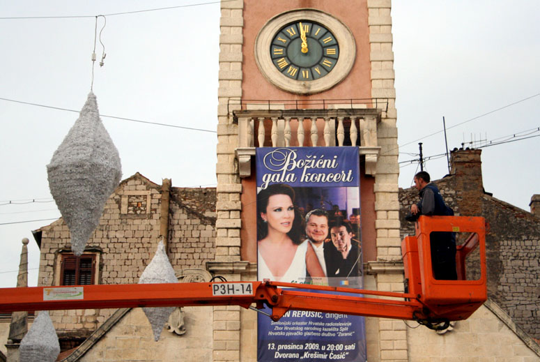 Započelo blagdansko ukrašavanje Poluotoka Započelo blagdansko ukrašavanje Poluotoka