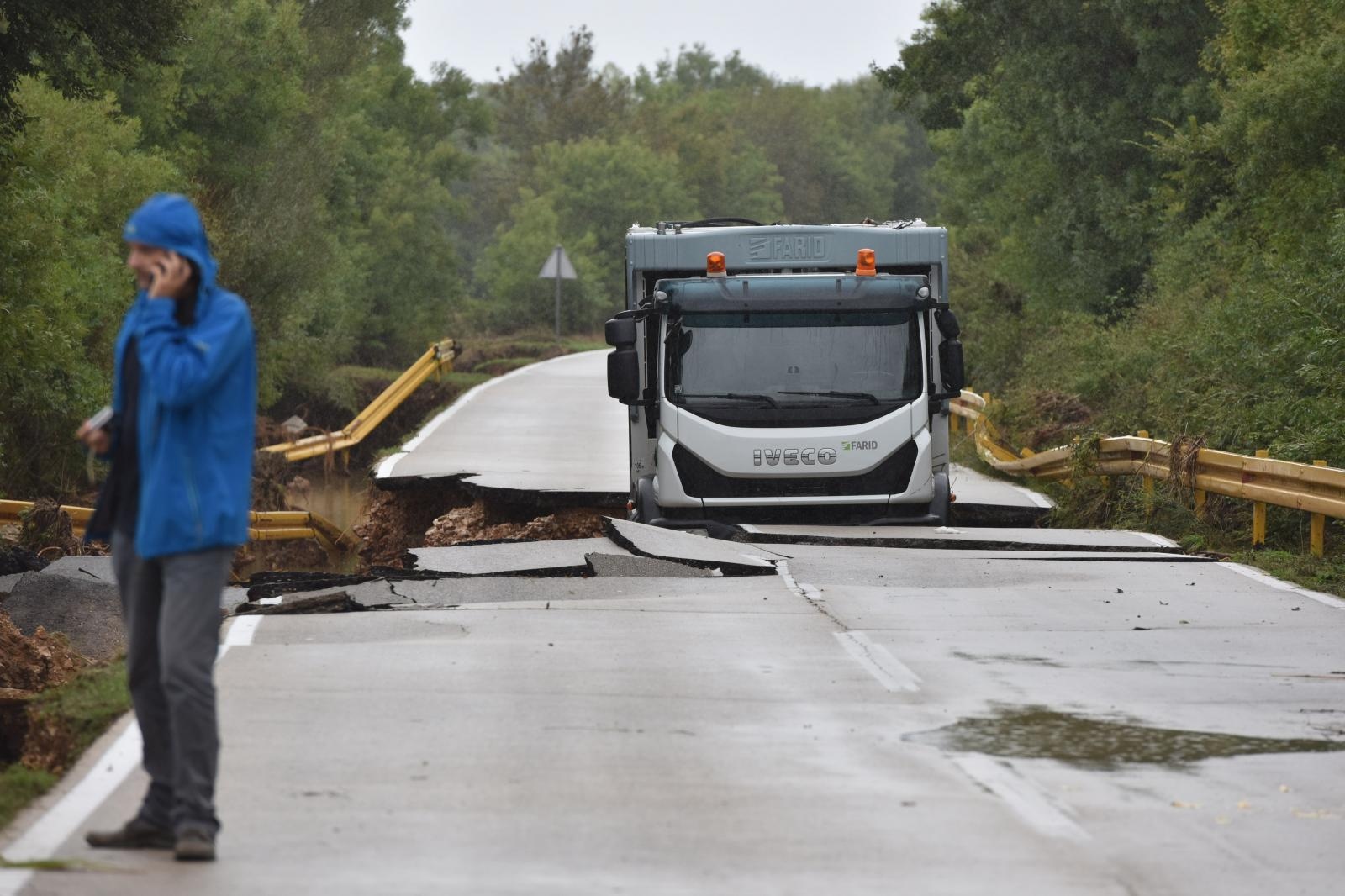 Zbog zarobljenog kamiona ne prometuje se cestom Poljica- Mazija
