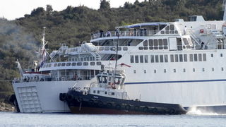 Kornati, Otok Sit, 261009 .
Putnicki brod Marko Polo nasukao se prekjucer unutar otoka Sita na sjeverozapadnoj strani. 
Marko Polo je provom zaorao barem desetak metara u kopno, srusio morske stijene i raslinje, probio zid ograde obitelji Kovacev i zausta