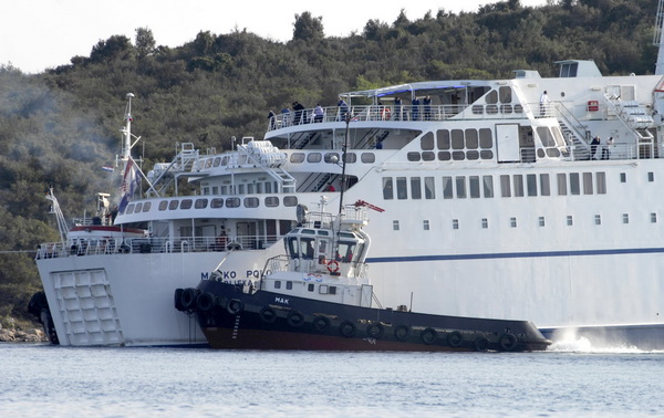 Kornati, Otok Sit, 261009 .
Putnicki brod Marko Polo nasukao se prekjucer unutar otoka Sita na sjeverozapadnoj strani. 
Marko Polo je provom zaorao barem desetak metara u kopno, srusio morske stijene i raslinje, probio zid ograde obitelji Kovacev i zausta