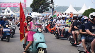 Spektakularni defile vespaša, foto: Vinko Pešić Spektakularni defile vespaša, foto: Vinko Pešić