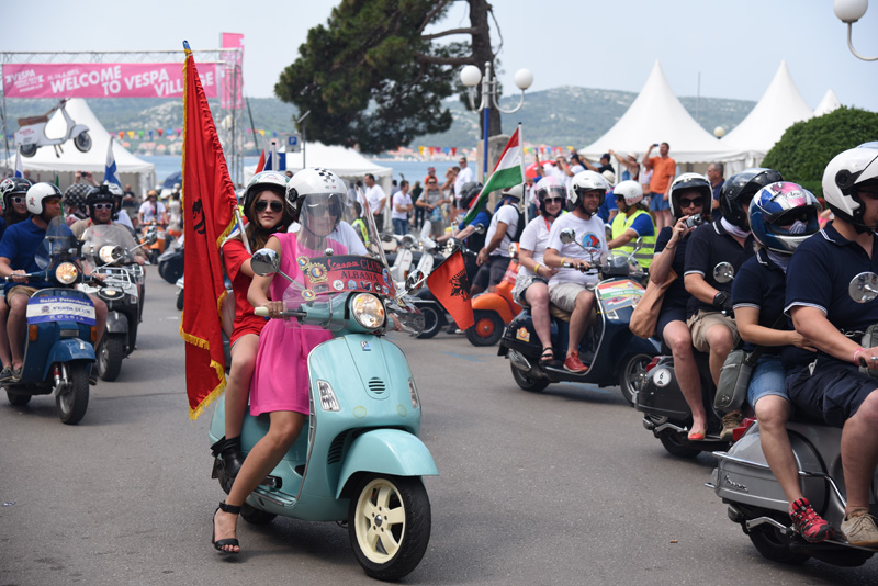 Spektakularni defile vespaša, foto: Vinko Pešić Spektakularni defile vespaša, foto: Vinko Pešić