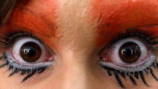 Zagreb – U Zagrebackom plesnom centru odrzana je revija poznatih hrvatskih dizajnera u sklopu devetog Modnog ormara. Detalji iz backstaga, frizeri i vizasisti vrse posljednje pripreme modela uoci revija. šminkanje. make-up. modeli, tetovaže, štikle. Photo