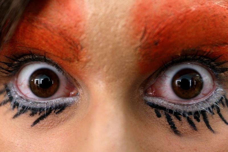 Zagreb – U Zagrebackom plesnom centru odrzana je revija poznatih hrvatskih dizajnera u sklopu devetog Modnog ormara. Detalji iz backstaga, frizeri i vizasisti vrse posljednje pripreme modela uoci revija. šminkanje. make-up. modeli, tetovaže, štikle. Photo