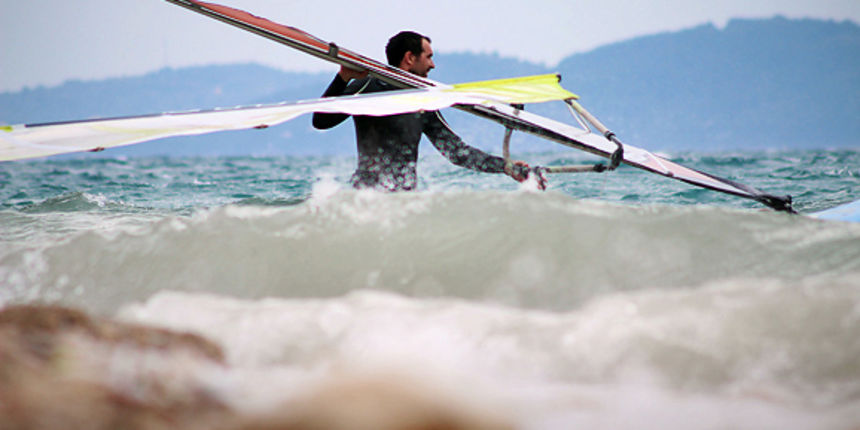 Windsurferi na Kolovarima, 11. travnja 2012. (foto:Saša Čuka) Windsurferi na Kolovarima, 11. travnja 2012. (foto:Saša Čuka)