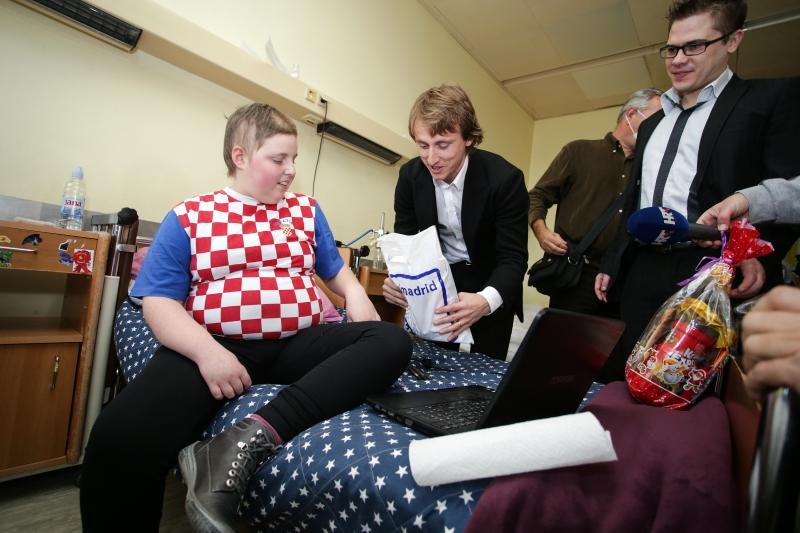 Luki Modriću u dječjoj bolnici u Klaićevoj uručena nagrada nogometaša godine, Photo: Petar Glebov/PIXSELL Luki Modriću u dječjoj bolnici u Klaićevoj uručena nagrada nogometaša godine, Photo: Petar Glebov/PIXSELL