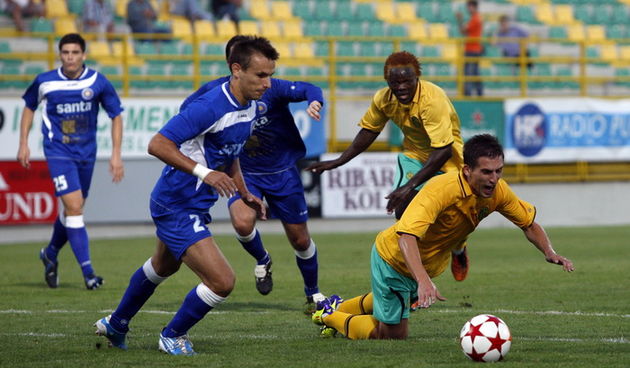 Pula, 170911. Stadion A. Drosina.Nogometna utakmica 8. kola 1. HNL, susret Istra 1961 – Zadar. Na slici: Armend  Alimi i Henri Belle (Istra) i Josip Bilaver i Matej Jonjic (Zadar).Foto: Goran Sebelic / CROPIX