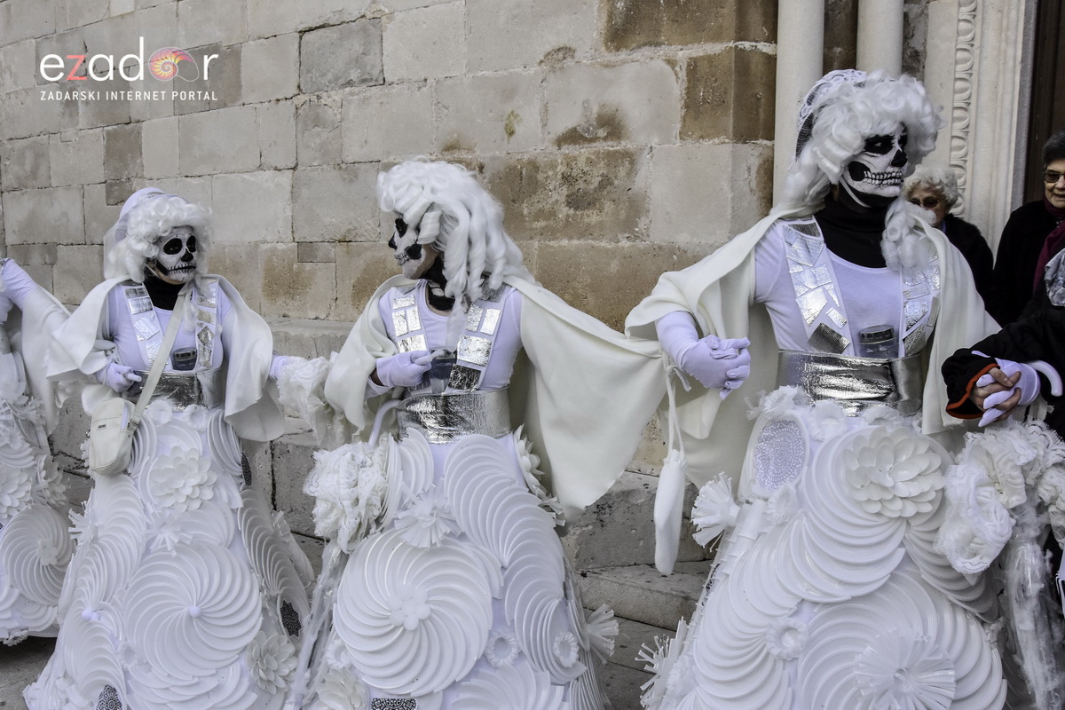 Paški zimski karneval 2018: Karnevalska povorka prošla ulicama grada do Pijace