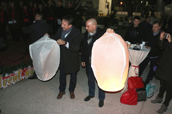 Paljenjem prve adventske svijeće i prigodnim zabavnim programom započela manifestacija Advent na otoku Viru