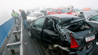 Zagreb, 161111.
Zagrebacka obilaznica, smjer istok, na mostu prije cvora Ivanja Reka, u jutrosnjoj magli oko 7 i 30 sati , sudarilo se dvadesetak automobila, a ozlijedjeno je vise osoba.
Foto: Goran Mehkek / Cropix
