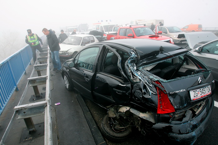 Zagreb, 161111.
Zagrebacka obilaznica, smjer istok, na mostu prije cvora Ivanja Reka, u jutrosnjoj magli oko 7 i 30 sati , sudarilo se dvadesetak automobila, a ozlijedjeno je vise osoba.
Foto: Goran Mehkek / Cropix