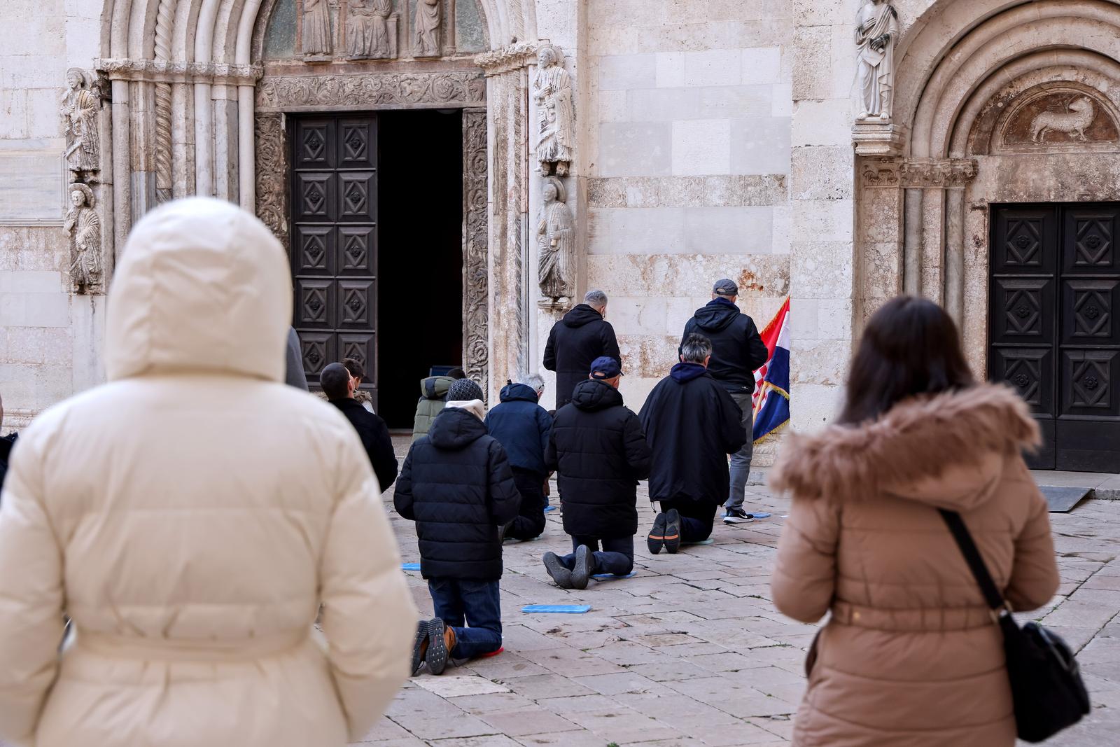 Muška molitva ispred katedrale Sv. Stošije