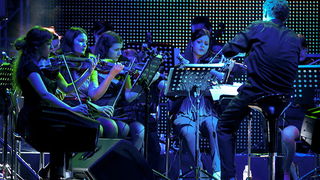 Oliver Dragojević i gudački orekestar Alana Bjelinskog na Višnjiku 22. ožujka 2011. Foto: Kristijan Orlić Oliver Dragojević i gudački orekestar Alana Bjelinskog na Višnjiku 22. ožujka 2011. Foto: Kristijan Orlić