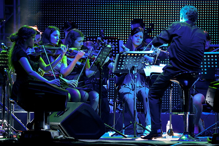 Oliver Dragojević i gudački orekestar Alana Bjelinskog na Višnjiku 22. ožujka 2011. Foto: Kristijan Orlić Oliver Dragojević i gudački orekestar Alana Bjelinskog na Višnjiku 22. ožujka 2011. Foto: Kristijan Orlić
