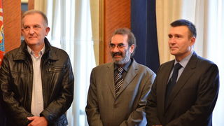 Gradonačelnik Kalmeta primio obitelj Ćosić i sudionike završnice Krešinog Kupa Gradonačelnik Kalmeta primio obitelj Ćosić i sudionike završnice Krešinog Kupa