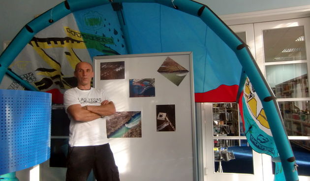 Damir Veledar kite boardingom bavi se već 14 godina i zaljubljenik je u ovaj adrenalinom ispunjen sport pa se to ogleda u njegovim fotografijama. U Gradskoj knjižnici Zadar Klub jedrenja na dasci “Fortunal” Zadar i Kiteboarding Udruga”Adrenalin” Zadar org