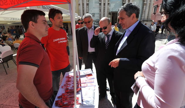 Zadar, 140513.
Ministar poduzetnistva i obrta, Gordan Maras, danas je posjetio Zadar i u drustvu SDP-ovog kandidata za gradonacelnika Ive Bilica prosetao gradom i posjetio SDP-ov stand.
Na fotografiji: Gordan Maras i Ivo Bilic.
Foto: Luka Gerlanc / CROPIX