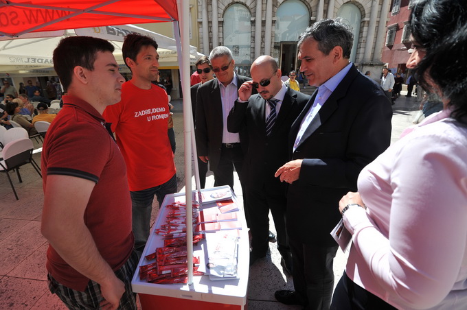 Zadar, 140513.
Ministar poduzetnistva i obrta, Gordan Maras, danas je posjetio Zadar i u drustvu SDP-ovog kandidata za gradonacelnika Ive Bilica prosetao gradom i posjetio SDP-ov stand.
Na fotografiji: Gordan Maras i Ivo Bilic.
Foto: Luka Gerlanc / CROPIX Zadar, 140513.
Ministar poduzetnistva i obrta, Gordan Maras, danas je posjetio Zadar i u drustvu SDP-ovog kandidata za gradonacelnika Ive Bilica prosetao gradom i posjetio SDP-ov stand.
Na fotografiji: Gordan Maras i Ivo Bilic.
Foto: Luka Gerlanc / CROPIX
