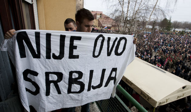 U organizaciji Stozera za obranu hrvatskog Vukovara na parkiralistu kod Hotela Dunav odrzan je prosvjed protiv uvodjenja cirilice u Vukovar.Na prosvjedu se prema nekim procjenama okupilo izmedju deset i petnaest tisuca ljudi iz cijele Hrvatske.U kratkom p