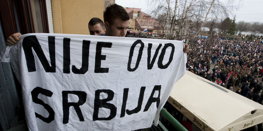 U organizaciji Stozera za obranu hrvatskog Vukovara na parkiralistu kod Hotela Dunav odrzan je prosvjed protiv uvodjenja cirilice u Vukovar.Na prosvjedu se prema nekim procjenama okupilo izmedju deset i petnaest tisuca ljudi iz cijele Hrvatske.U kratkom p