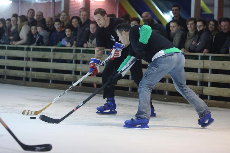 Zadarski hokejaši izazvali su splitske te su se sastali na zadarskom Forumu kako bi odigrali prijateljsku utakmicu.  Photo: Filip Brala/PIXSELL