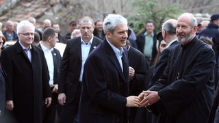 Krupa, 251110.
Boris Tadic i Ivo Josipovic posjetili su manastir Krupa.
Na slici: Boris Tadic se pozdravlja sa pravoslavnim svecenicima.
Foto: Vladimir Ivanov / CROPIX Krupa, 251110.
Boris Tadic i Ivo Josipovic posjetili su manastir Krupa.
Na slici: Boris Tadic se pozdravlja sa pravoslavnim svecenicima.
Foto: Vladimir Ivanov / CROPIX