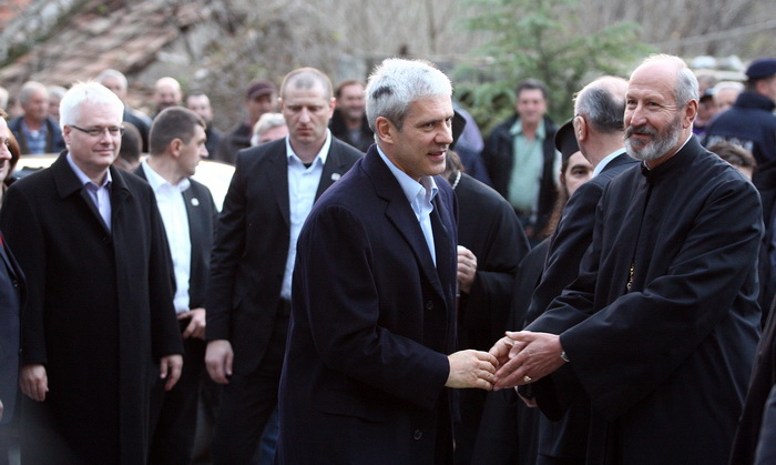 Krupa, 251110.
Boris Tadic i Ivo Josipovic posjetili su manastir Krupa.
Na slici: Boris Tadic se pozdravlja sa pravoslavnim svecenicima.
Foto: Vladimir Ivanov / CROPIX Krupa, 251110.
Boris Tadic i Ivo Josipovic posjetili su manastir Krupa.
Na slici: Boris Tadic se pozdravlja sa pravoslavnim svecenicima.
Foto: Vladimir Ivanov / CROPIX