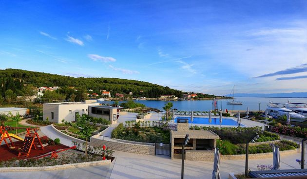 Olive island marina, Marina Sutomiscica