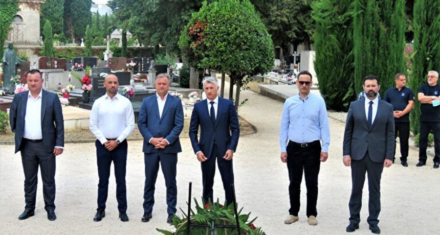 Polaganjem vijenaca započelo obilježavanje Dana pobjede i domovinske zahvalnosti Polaganjem vijenaca započelo obilježavanje Dana pobjede i domovinske zahvalnosti
