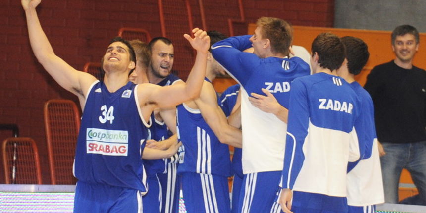 Zagreb, 080512.
Dvorana OS u Trnskom.
Kosarkaska A1 liga za prvaka, 13. kolo.
KK Zagreb – KK Zadar.
Na fotografiji: slavlje KK Zadar za osvojeno 4-to mjesto.
Foto: Damir Krajac / CROPIX Zagreb, 080512.
Dvorana OS u Trnskom.
Kosarkaska A1 liga za prvaka, 13. kolo.
KK Zagreb – KK Zadar.
Na fotografiji: slavlje KK Zadar za osvojeno 4-to mjesto.
Foto: Damir Krajac / CROPIX