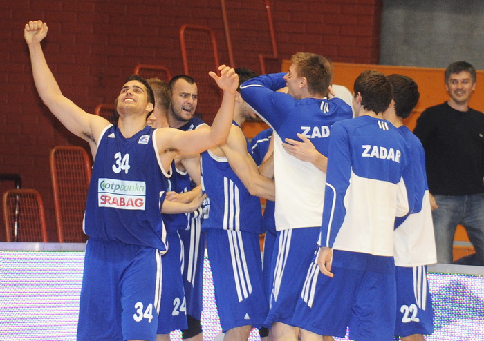 Zagreb, 080512.
Dvorana OS u Trnskom.
Kosarkaska A1 liga za prvaka, 13. kolo.
KK Zagreb – KK Zadar.
Na fotografiji: slavlje KK Zadar za osvojeno 4-to mjesto.
Foto: Damir Krajac / CROPIX Zagreb, 080512.
Dvorana OS u Trnskom.
Kosarkaska A1 liga za prvaka, 13. kolo.
KK Zagreb – KK Zadar.
Na fotografiji: slavlje KK Zadar za osvojeno 4-to mjesto.
Foto: Damir Krajac / CROPIX
